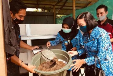 Karang Taruna di Sintang Olah Limbah Sawit Jadi Pupuk