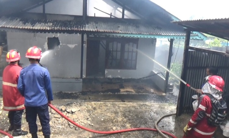 Sebuah Rumah di Jl Kelam Terbakar