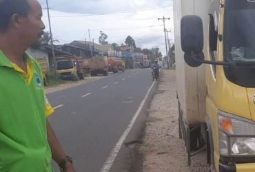 tabrakan maut - 1 Pemotor Meninggal Kena Tabrak Mobil Boks di Parindu