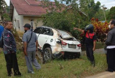 Minibus Tabrak Tong Air Bersih di Pahauman