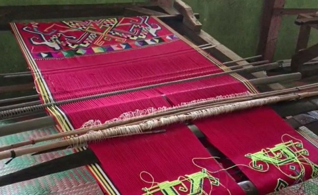 20 Tahun Bikin Tenun Khas Iban, Belum Punya Pembeli Tetap