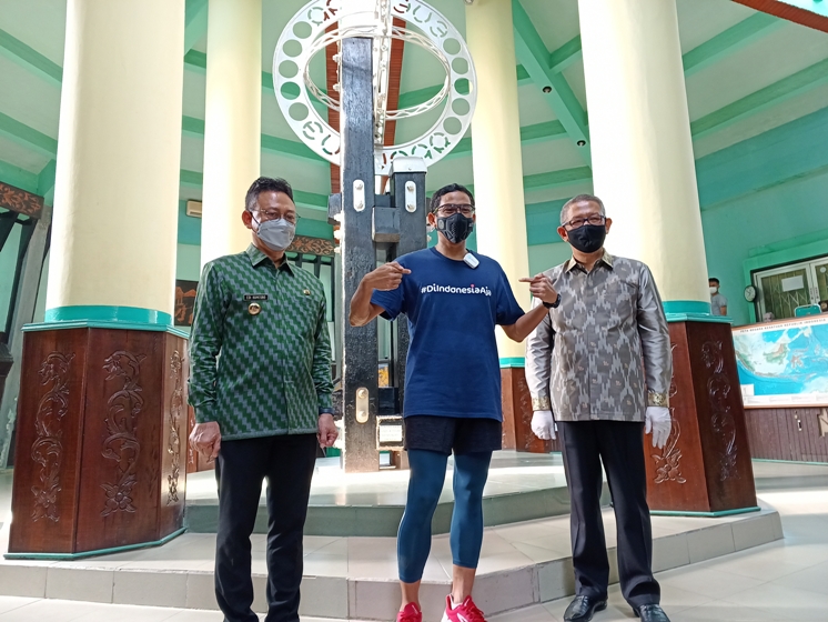 Gaya Menteri Sandiaga Saat ke Pontianak