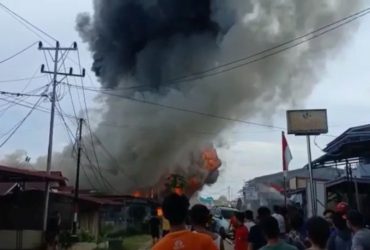 2 Mobil dan 1 Rumah Terbakar di Meliau