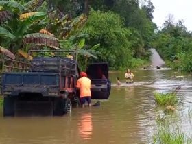 Banjir Genangi Jalan Bodok-Meliau