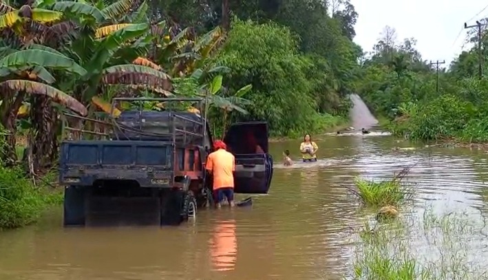 Banjir Genangi Jalan Bodok-Meliau
