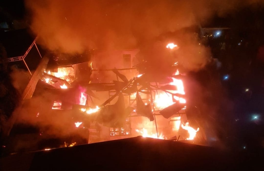 oknum polisi bakar rumah orangtua