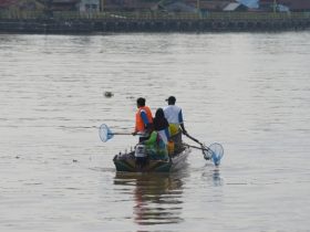 sampah di sungai kapuas