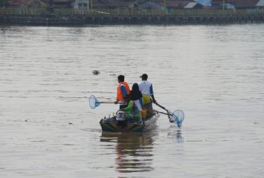 sampah di sungai kapuas