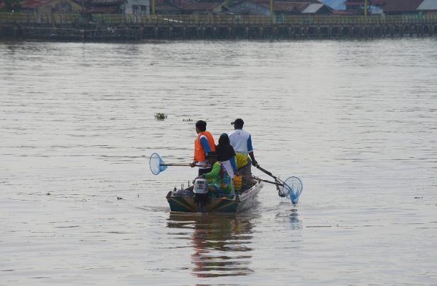 sampah di sungai kapuas