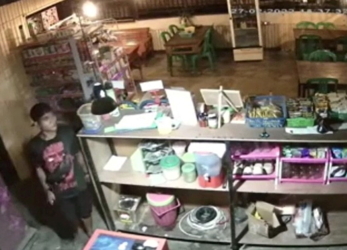 pencuri hp terekam CCTV