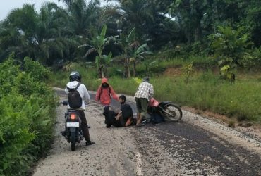 kernel sawit tumpah pemotor tergelincir