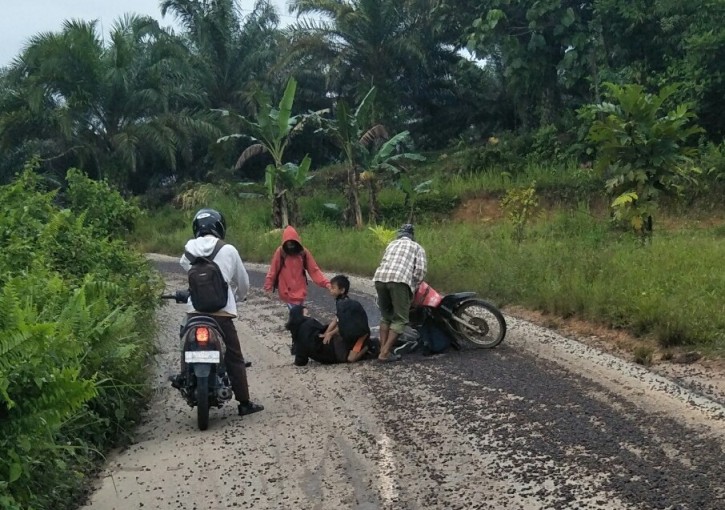 kernel sawit tumpah pemotor tergelincir