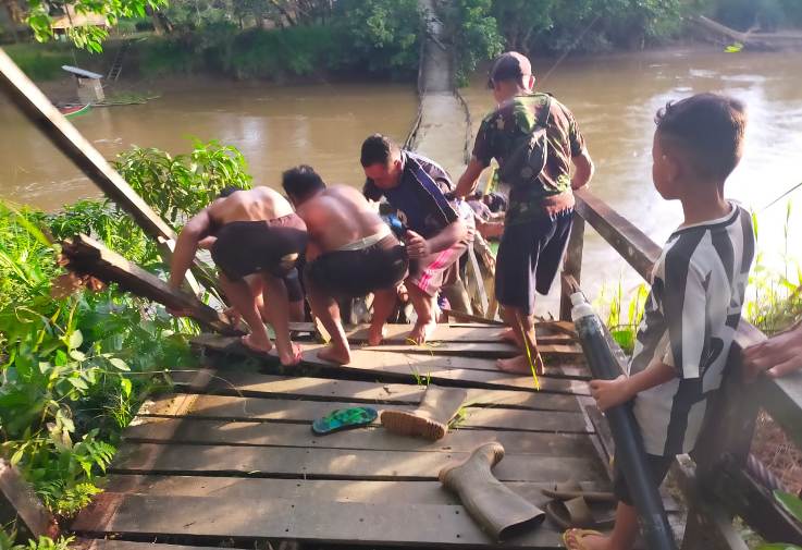 jembatan gantung ambruk