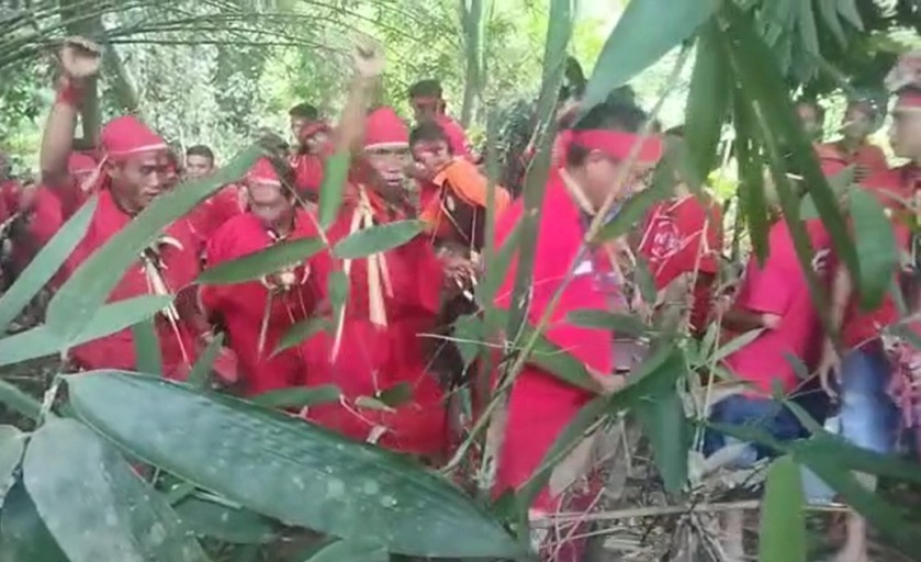ritual dayak bisikan leluhur