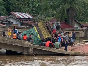 truk terguling di sungai ayak