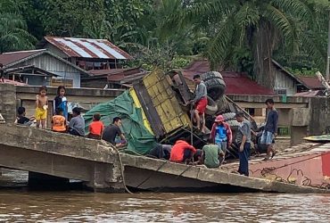 truk terguling di sungai ayak