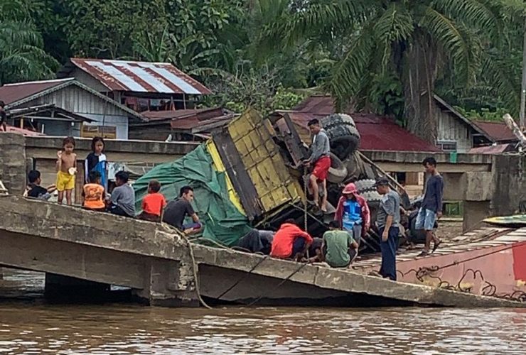 truk terguling di sungai ayak