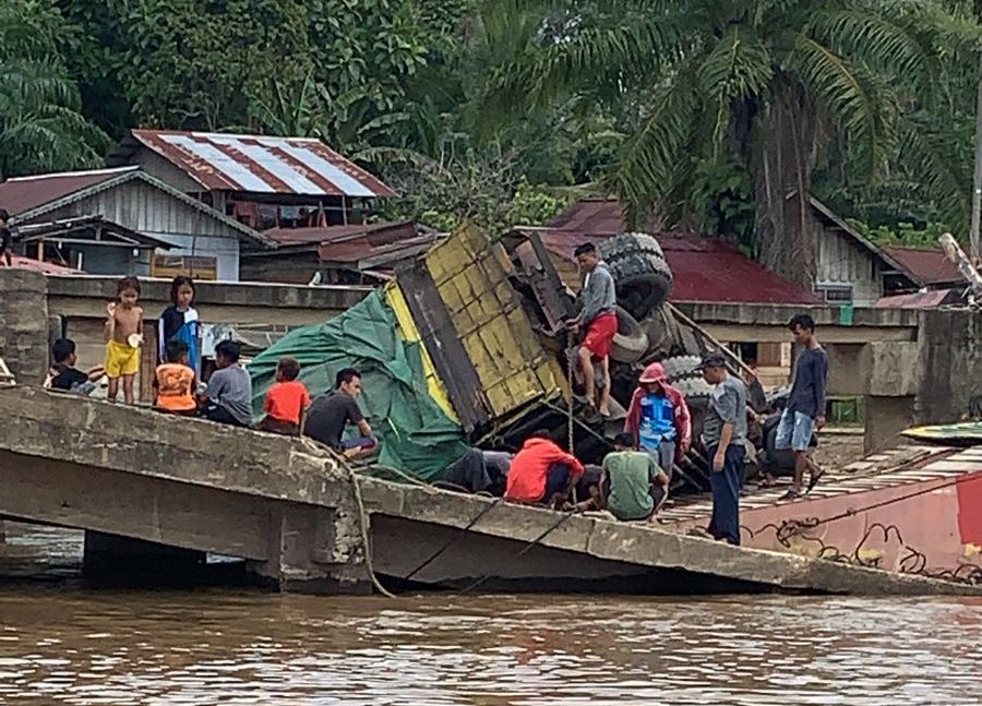 truk terguling di sungai ayak