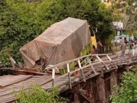 truk amblas di jembatan Suhaid