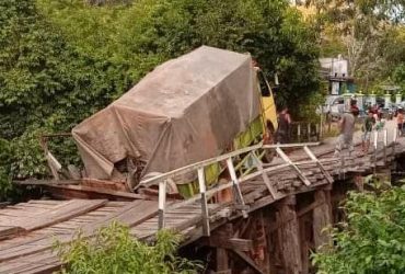 truk amblas di jembatan Suhaid