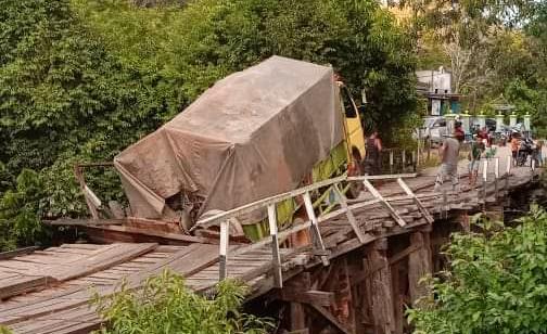 truk amblas di jembatan Suhaid