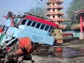 tongkang tabrak pekong