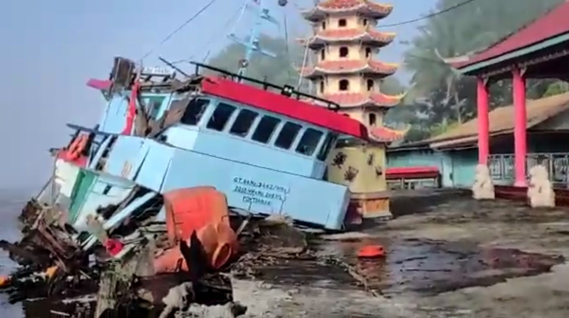 tongkang tabrak pekong