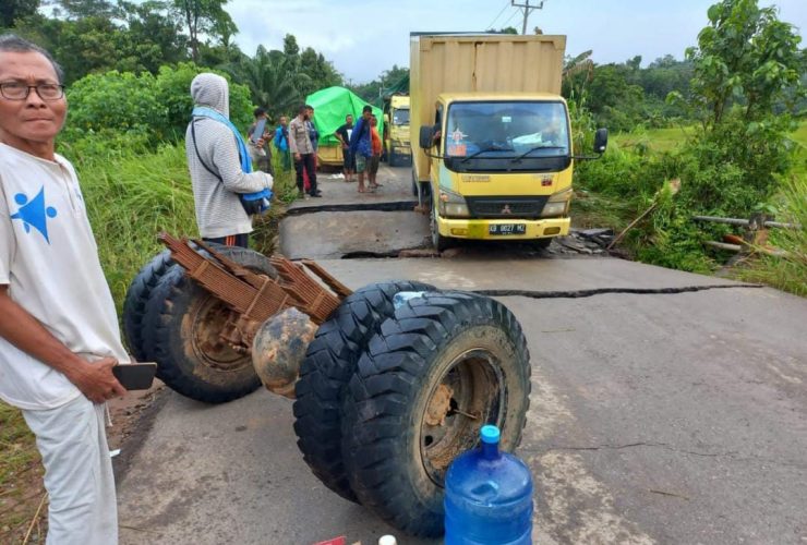 jembatan retak di jalan nasional