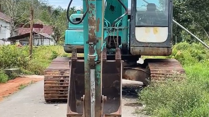 alat berat terbengkalai