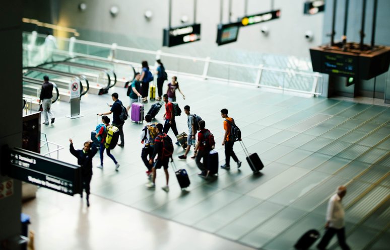 curi koper penumpang pesawat