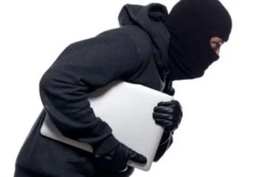 pencuri laptop
