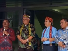 Uskup Sanggau Valentinus Saeng