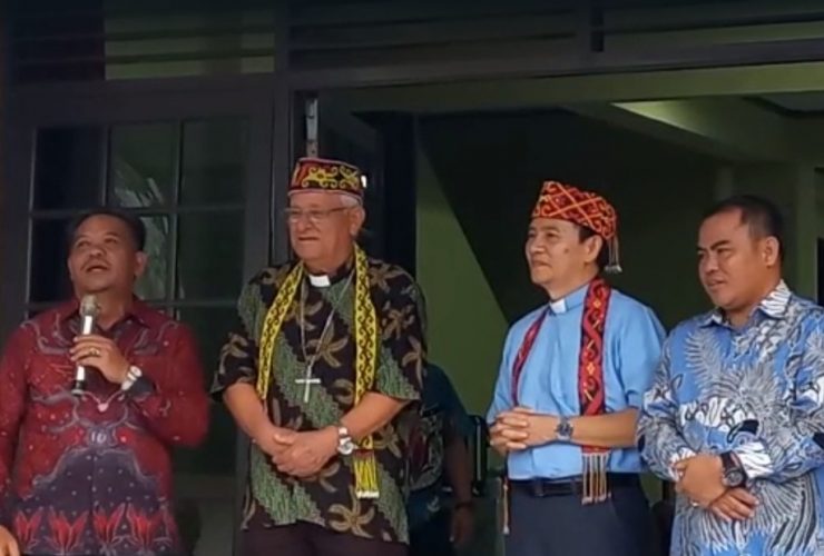 Uskup Sanggau Valentinus Saeng