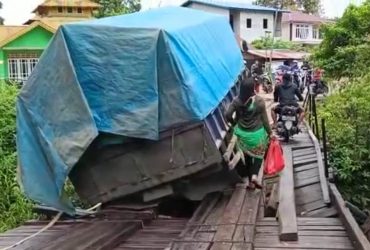 Jembatan Rusak Dilewati Truk