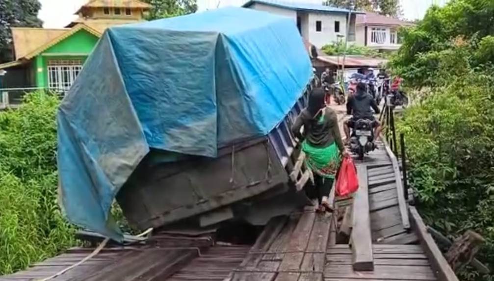 Jembatan Rusak Dilewati Truk