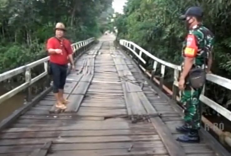 jembatan kayu di Ketungau