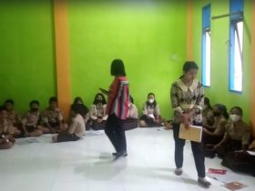 siswa belajar di lantai