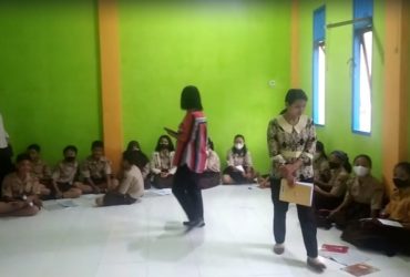 siswa belajar di lantai