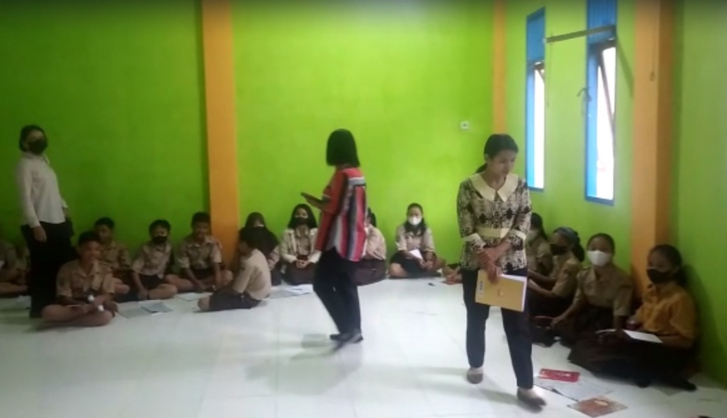siswa belajar di lantai