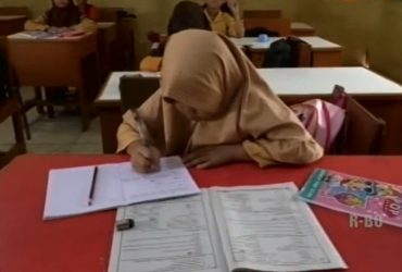 seniman masuk sekolah