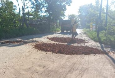 jalan rusak ditimbun