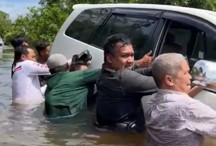 mobil dinas hanyut