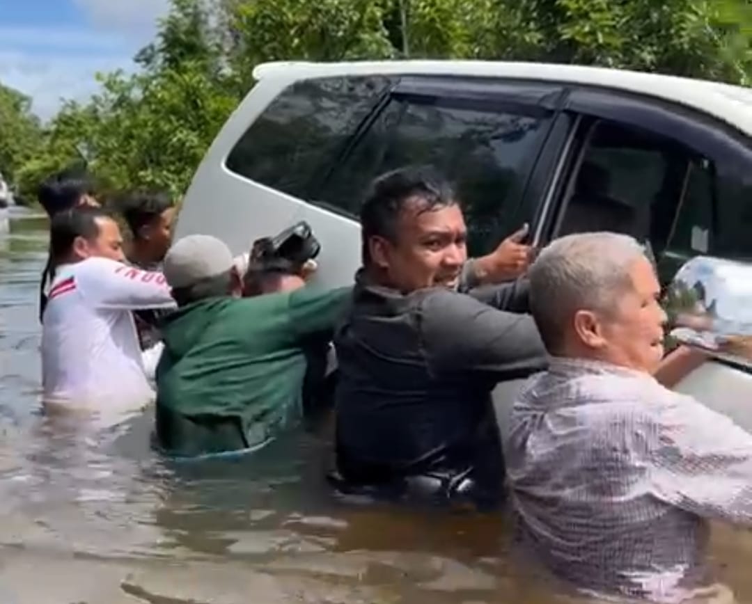 mobil dinas hanyut