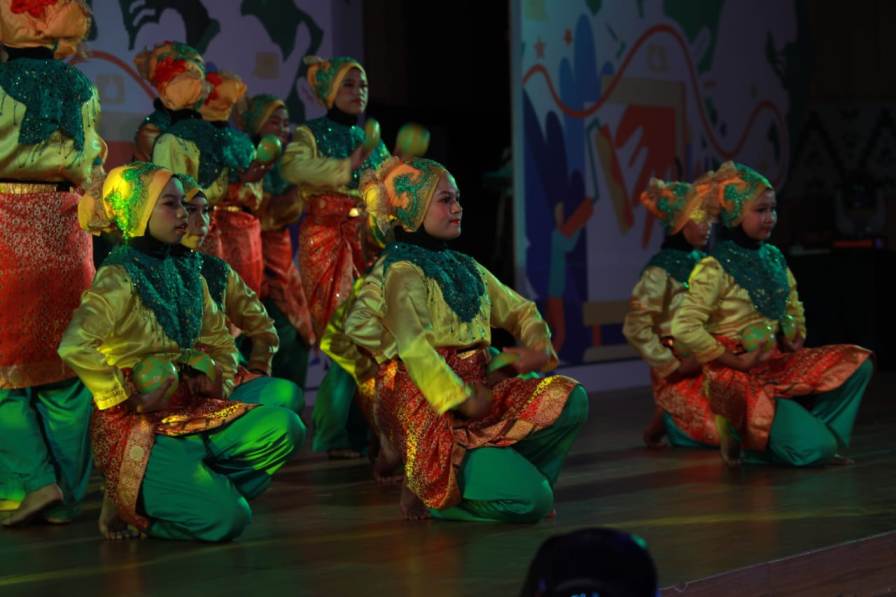 seniman masuk sekolah