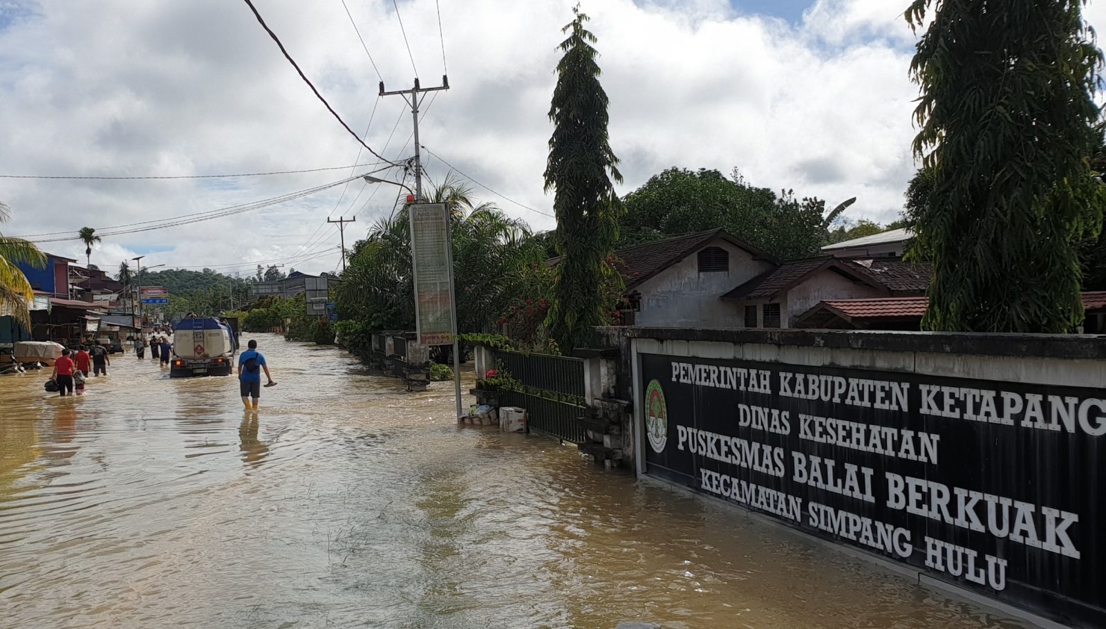 Area jalan di depan Puskesmas Balai Berkuak tergenang. Foto: DOK/ruai.tv