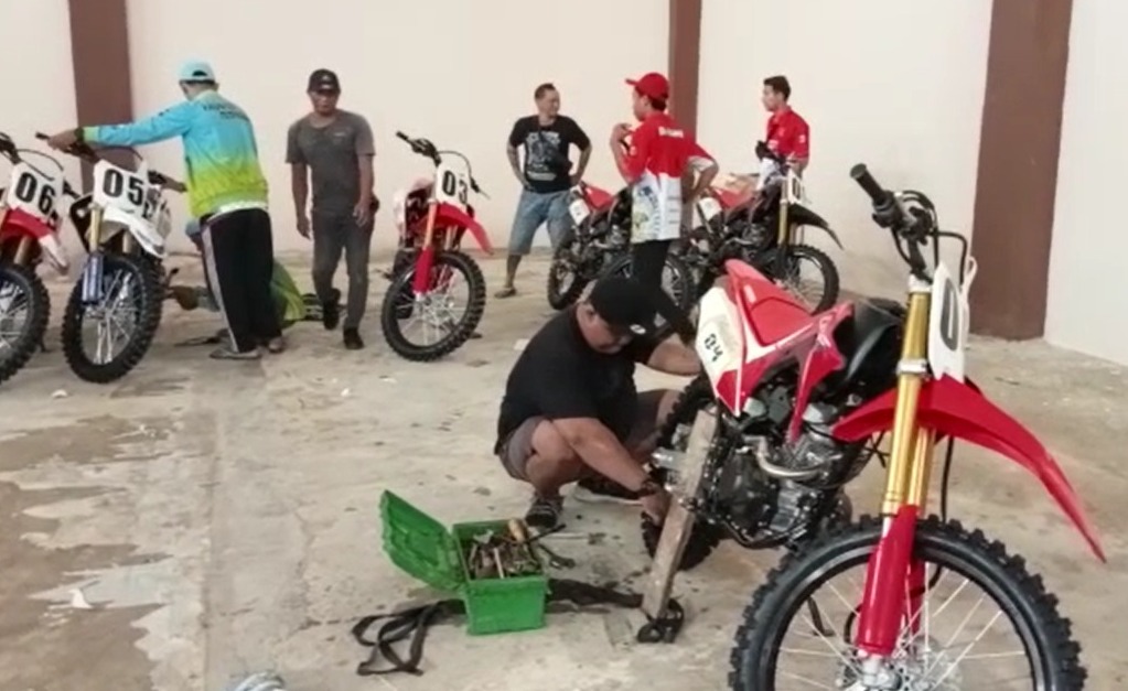 balap motor grass track