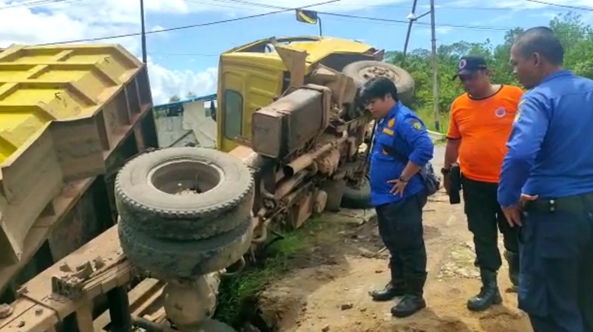 truk terguling