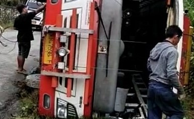 bus terguling