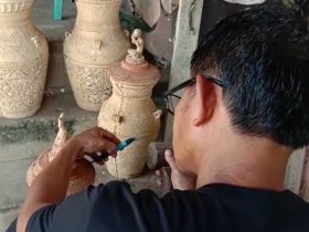 tempayan kayu ukiran