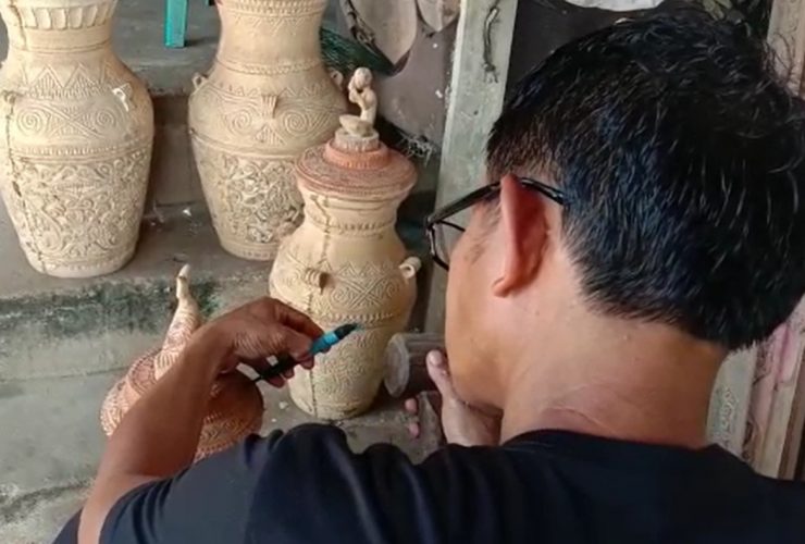 tempayan kayu ukiran